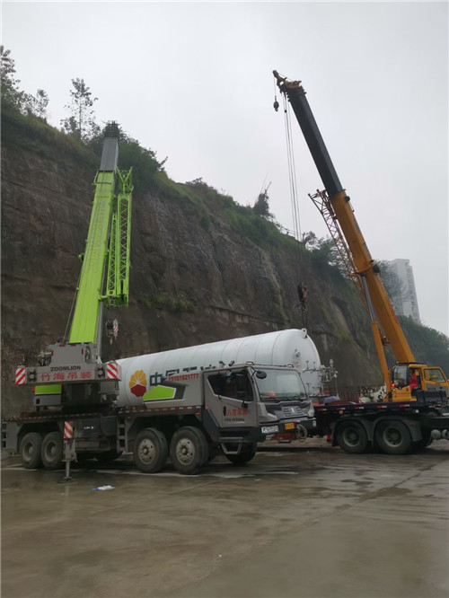 亚东县“不怕风雨冻”—— 吊车的 “恶劣环境适应” 技术